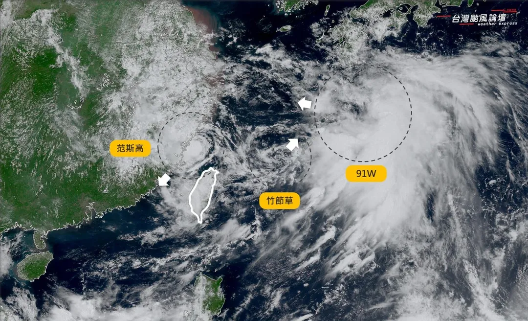 3系統併成大低壓帶,台灣多雨。(圖/取自颱風論壇)