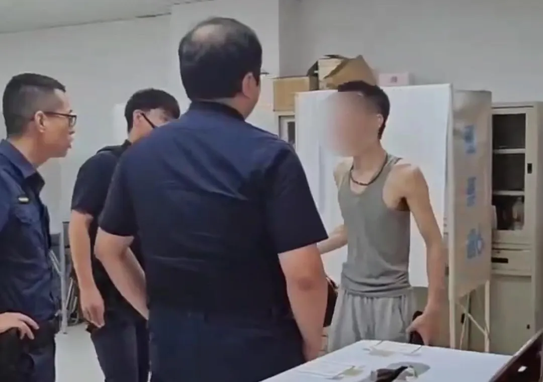 男子隱匿選票及破壞票匭。（圖／翻攝畫面）