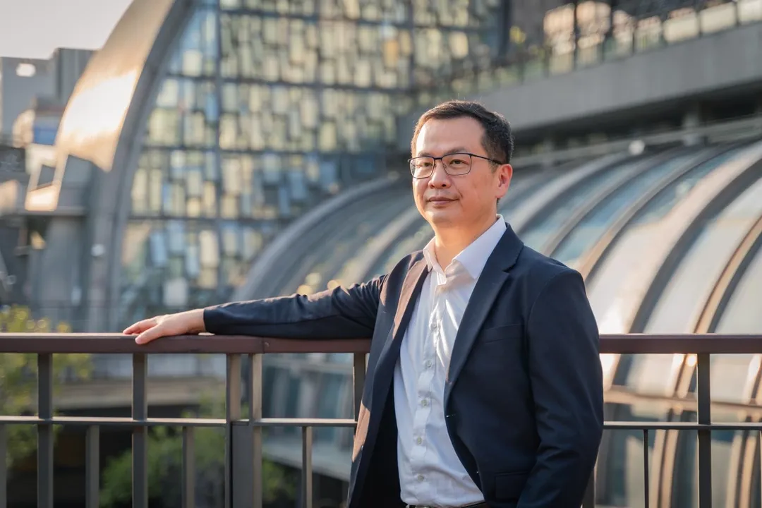 羅智強今在直球對決九把刀,痛批九把刀的姿態,不是捍衛民主,是仗勢欺人,仗執政者勢欺負在野者,如此而已。(圖取自羅智強臉書)