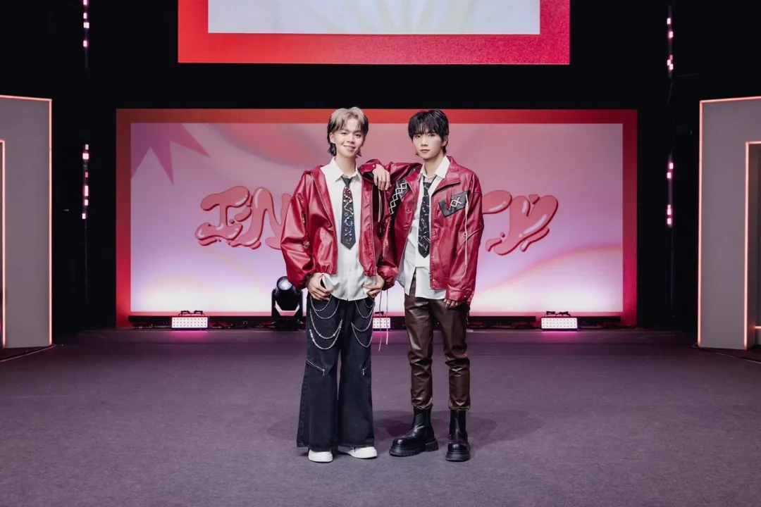 哲哲（右）笑曝希望弟弟瑋瑋（左）未來能帶他登上小巨蛋。（圖／PressPlay 提供）