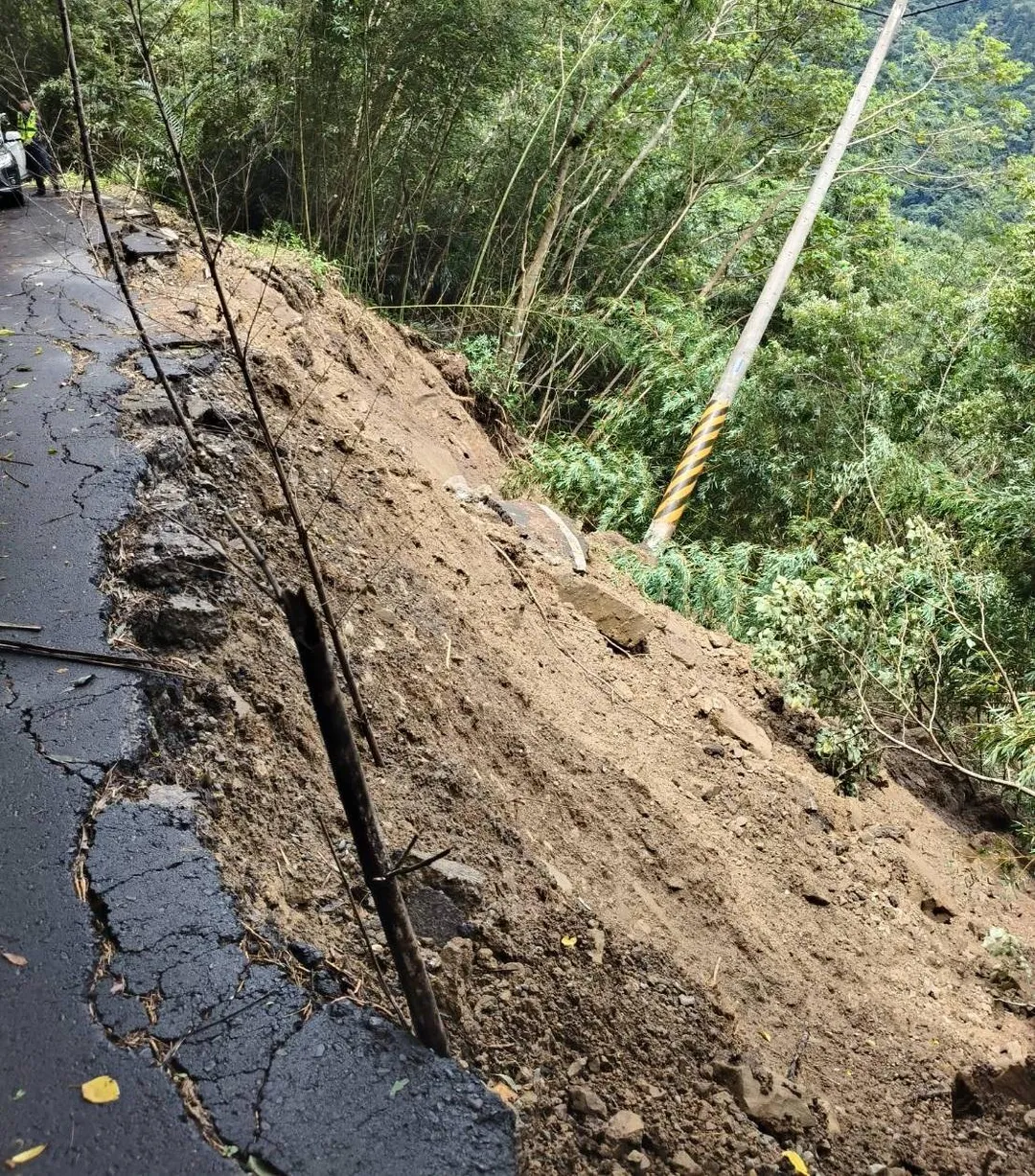 現場崩塌範圍持續擴大。（圖／新竹縣政府工務處提供）