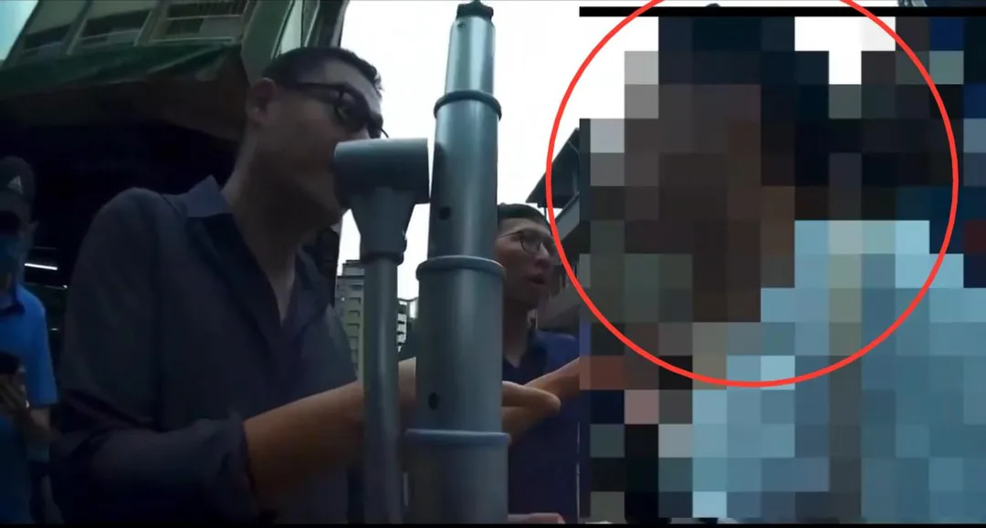 男子身上攜帶刀子遭警方管束帶回。（圖／翻攝畫面）