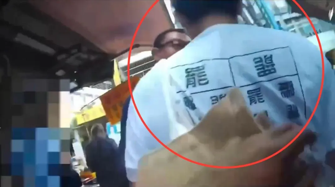 男子攜帶刀子身穿支持罷免衣服衝向賴士葆。（圖／翻攝畫面）