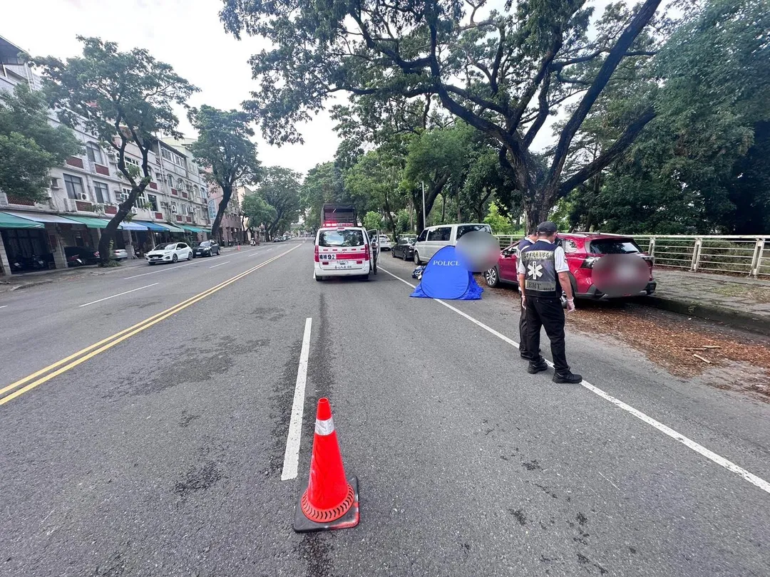 高雄菲律賓籍女子騎乘機車行經學專路與金田路口時，疑似追撞前方大貨車，當場死亡。（圖／翻攝畫面）