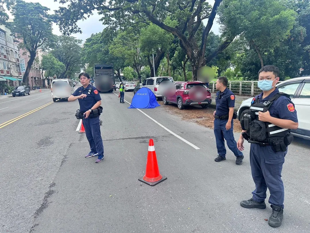 高雄菲律賓籍女子騎乘機車行經學專路與金田路口時，疑似追撞前方大貨車，當場死亡。（圖／翻攝畫面）