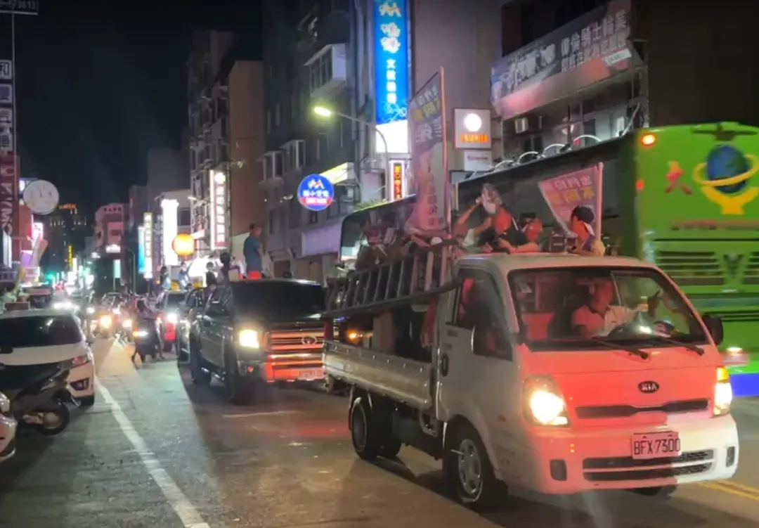 高虹安謝票車隊在街頭奔馳，沿途有民眾聲援。（圖／中天新聞）