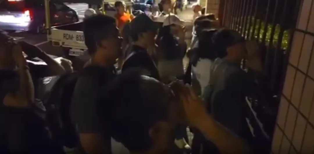 數十名小草在北所外吶喊「報告阿北，我們大獲全勝！」。（圖／擷取自Threads）