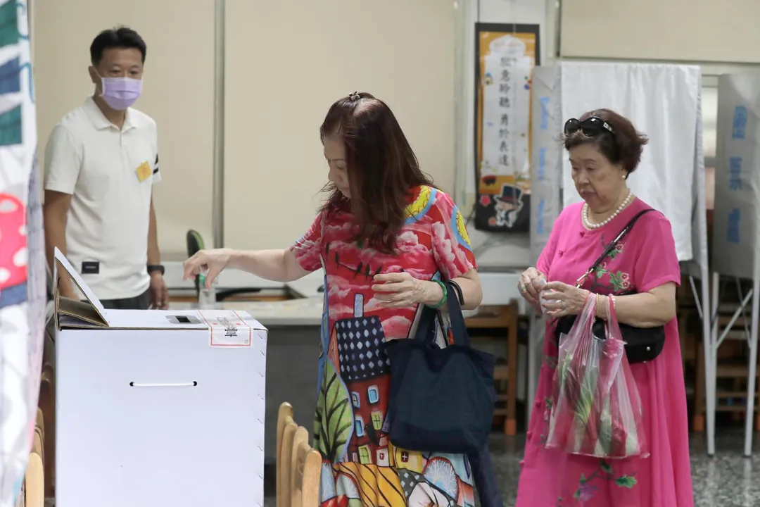 台灣民眾為罷免案投票。(圖/美聯社)