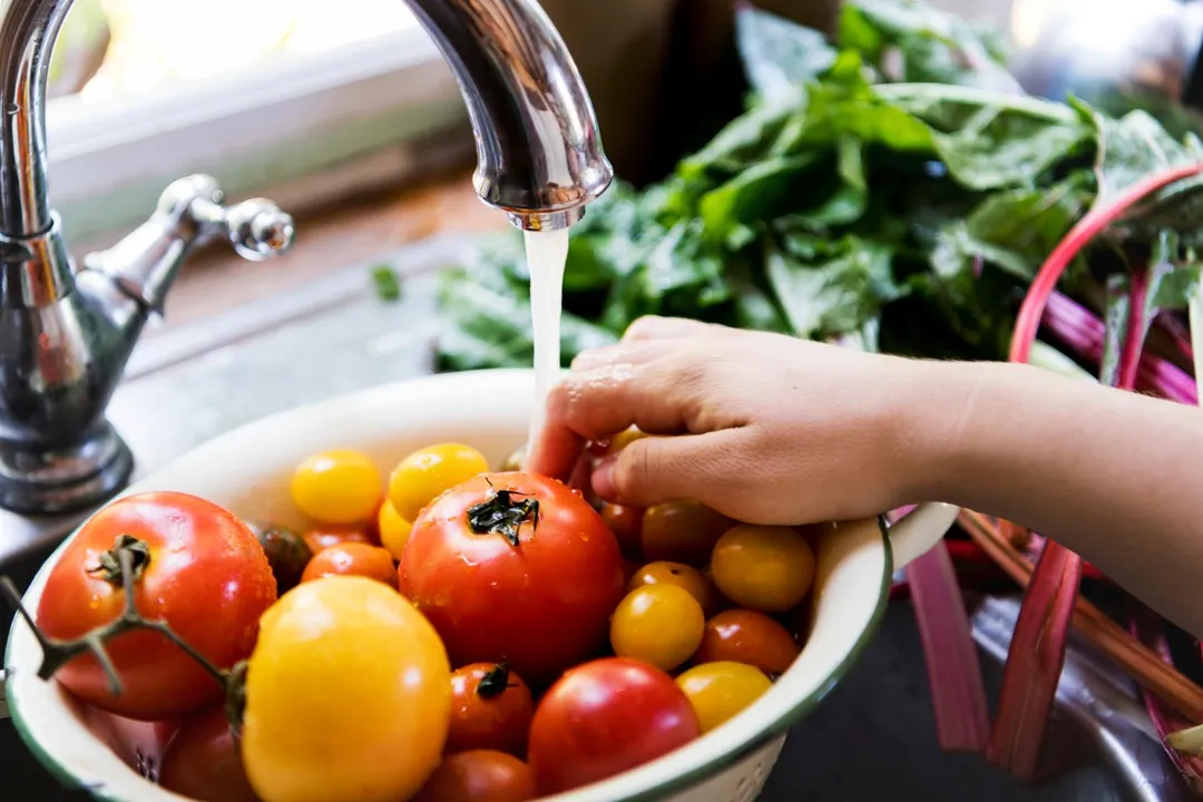 清洗蔬果的目的包括三個方面：去除泥沙雜質、減少農藥殘留，以及洗掉可能的蟲卵或細菌。（示意圖／123RF）