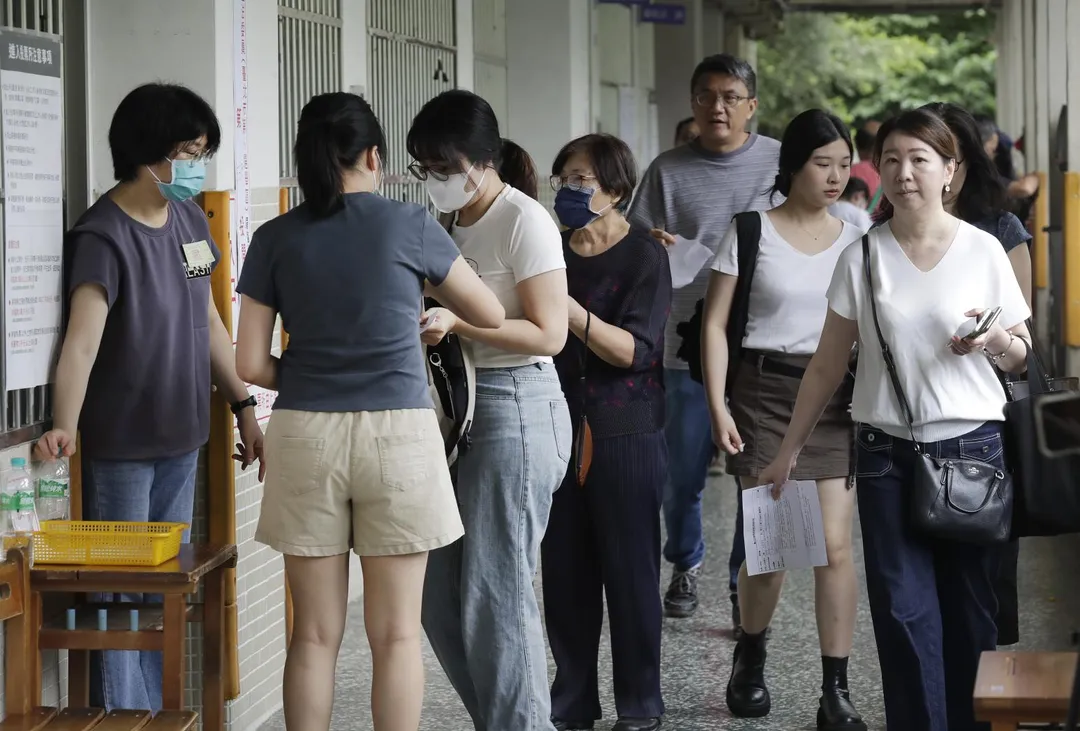圖為26日民眾前往台北市的投開票所進行投票。（圖／美聯社）