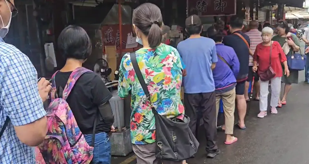 民眾排隊買豬腳。（圖／中天新聞）