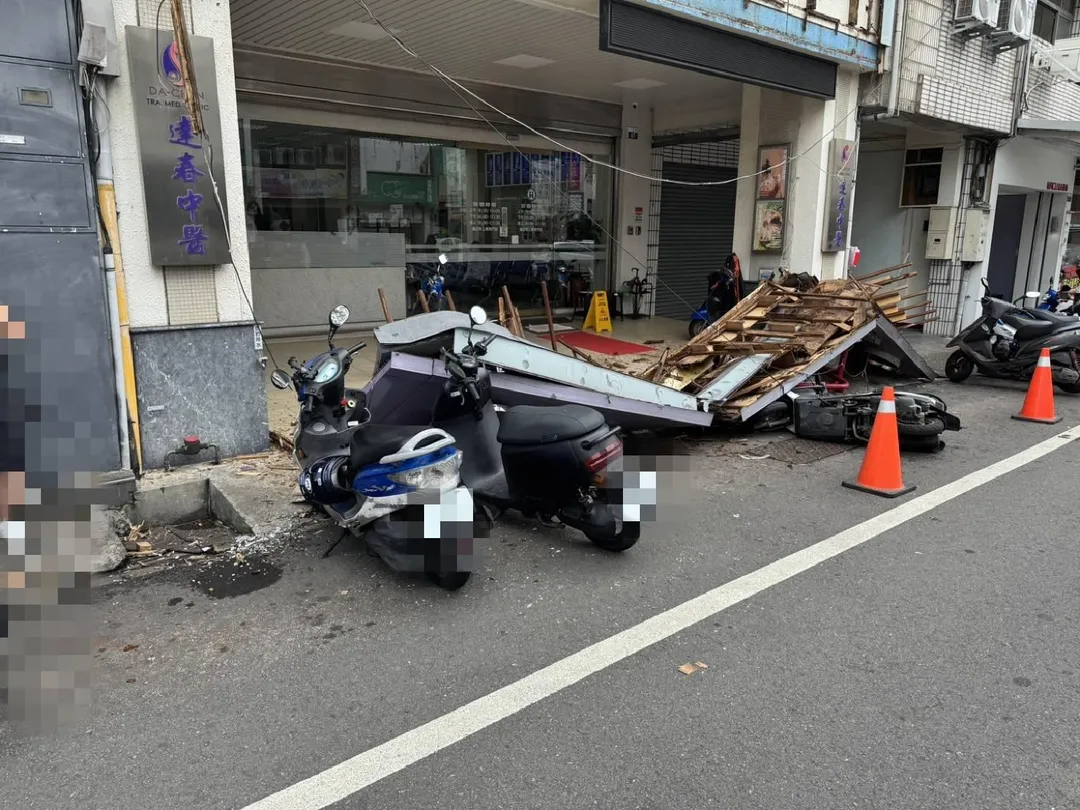 招牌因不明原因鬆脫掉落，砸到下方6輛機車。（圖／中天新聞）