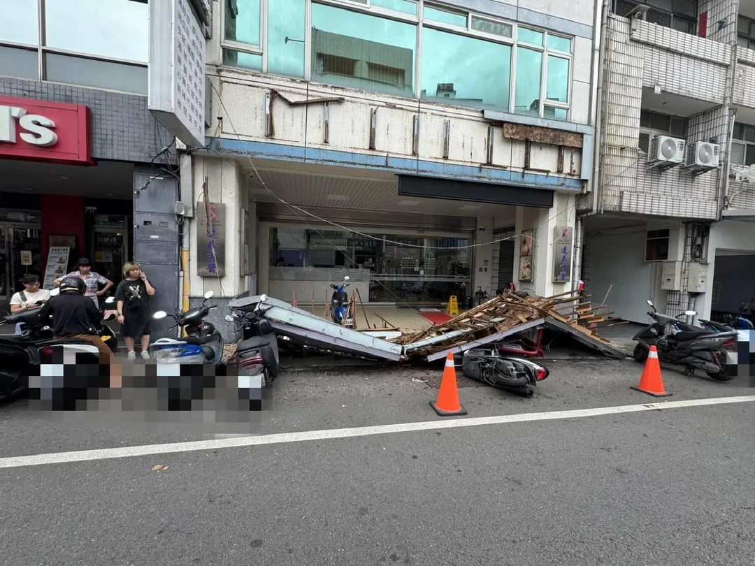 台中太平區中興路一家中醫店的招牌突然掉落。（圖／中天新聞）