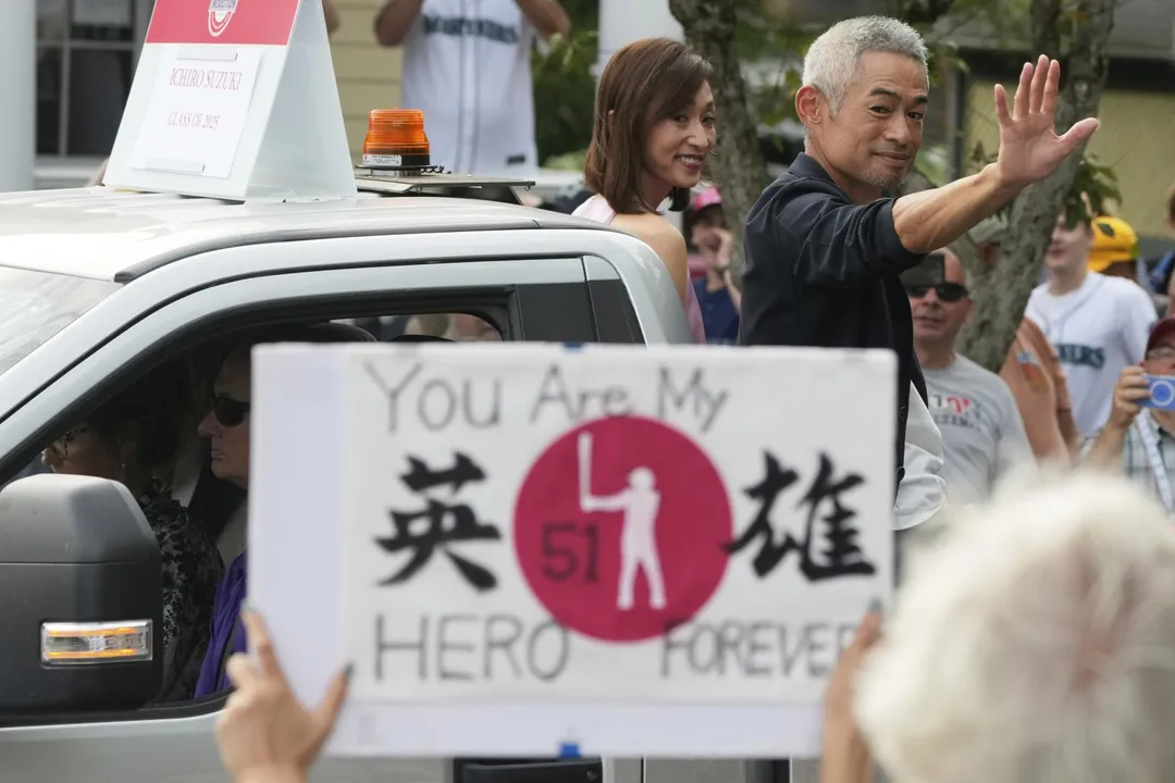 鈴木一朗與老婆參加遊行。（圖／美聯社）