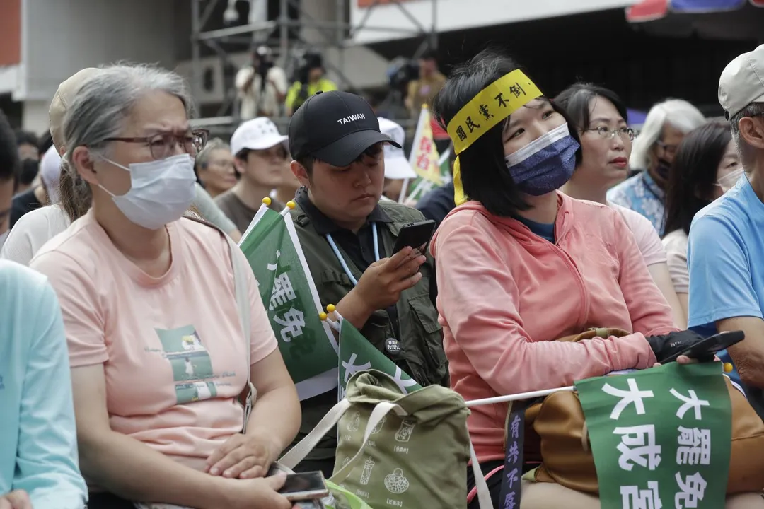 7月26日,大罷免支持者在觀看開票。(圖/美聯社)