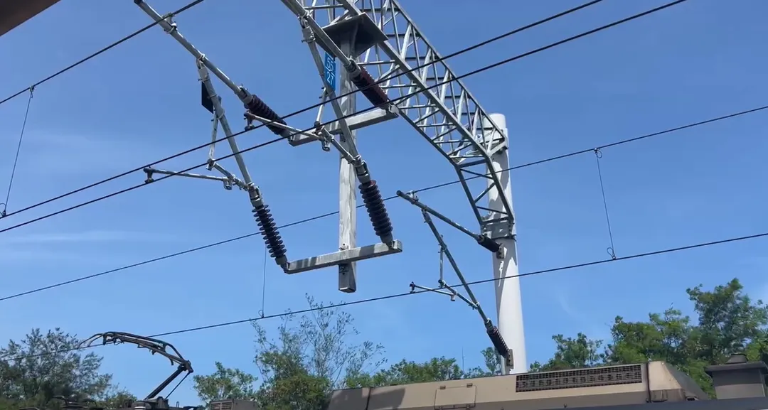 台鐵表示，大鳥隧道內頂版大量漏水致導電軌短路跳電，造成列車無法運行。（圖／中天新聞）