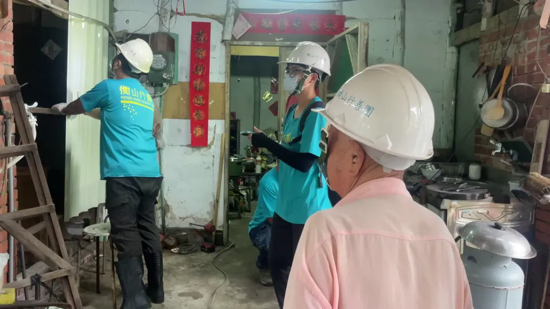 阿吉伯居住在玉井山區的平房,今年初地震已造成房屋受損,但因地處偏遠加上資訊落差,未能及時獲得援助。(圖/衡山基金會提供)