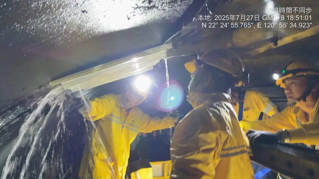 台鐵面對漏水事故，緊急派出10名工務及電力人員，連同1輛電力維修車前往搶修。（圖/台鐵公司提供）