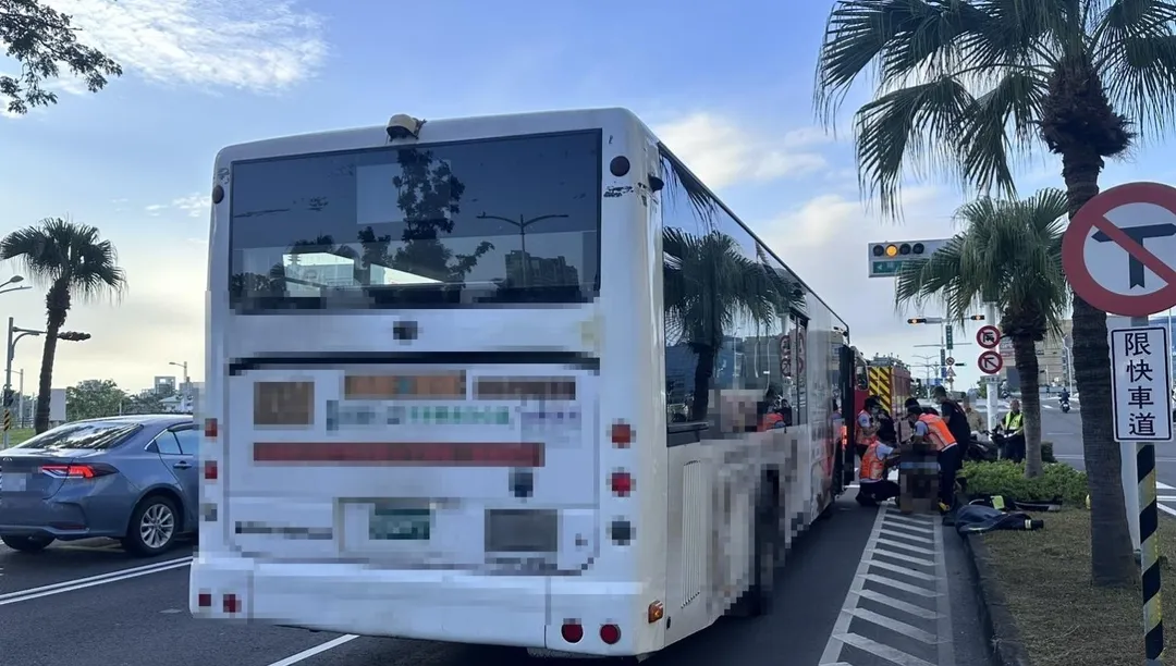 高雄市一名公車駕駛日前行經前鎮區中華五路時，被發現趴臥方向盤無動靜，警消獲報到場後，緊急將其送醫，但仍宣告不治。（圖/高雄市消防局提供）