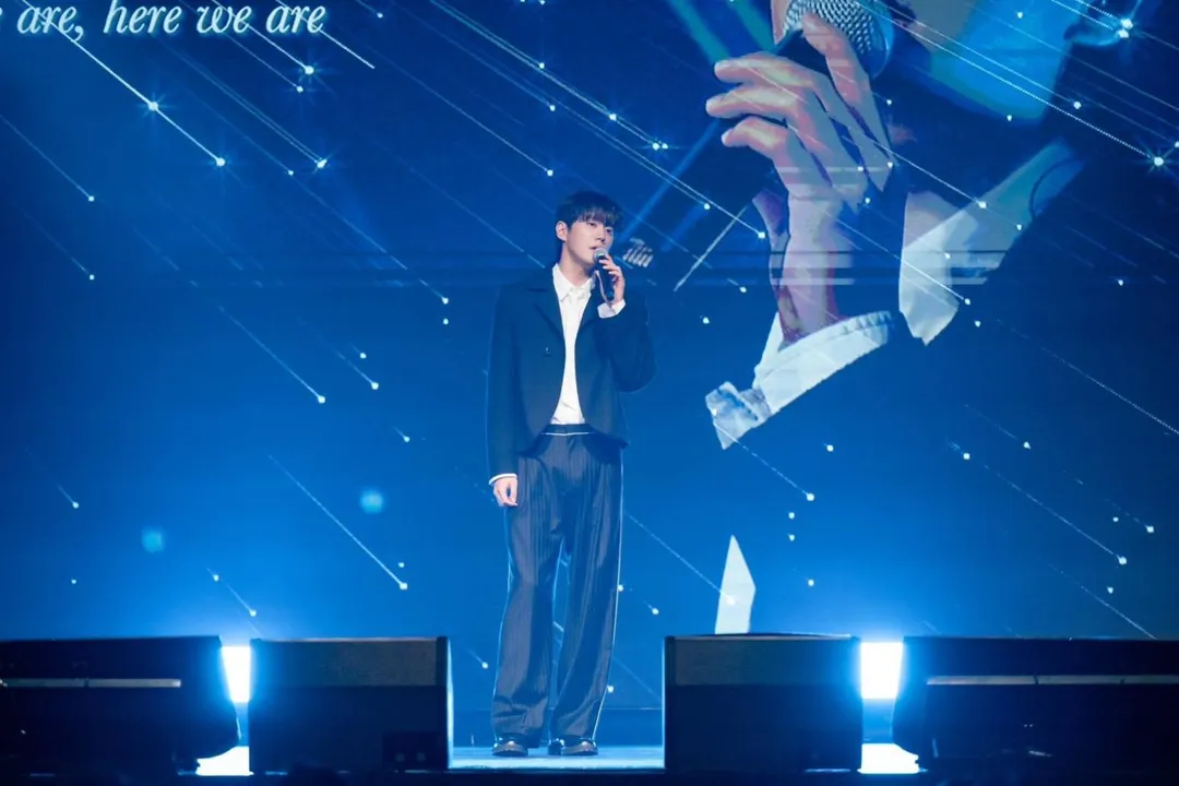 李濬榮深情演唱〈Under Sunset (Male ver.)〉。（圖／SHOWOFFICE 提供）