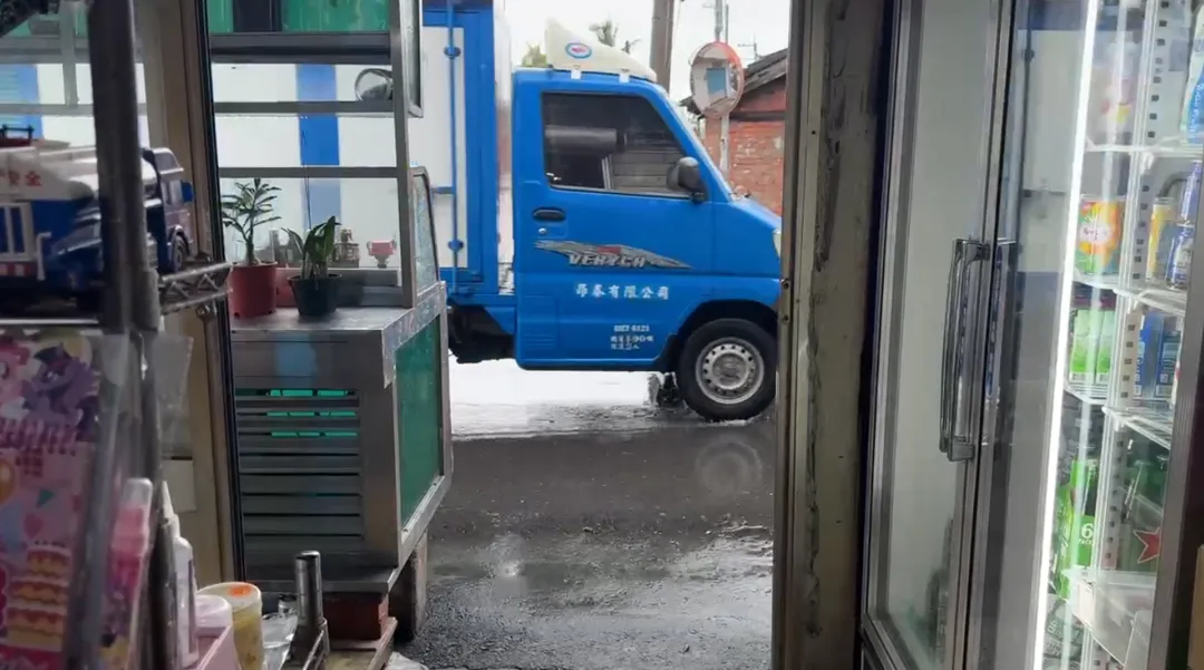 車子經過若開比較快,濺起的水花會濺進住宅。(圖/中天新聞)