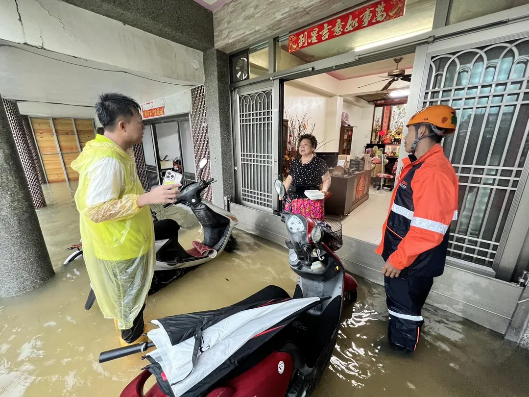 區公所人員為淹水地區災民送餐。(圖/台南市政府)