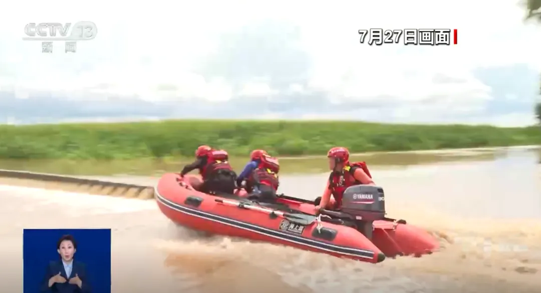 山西一輛中型客車因強降雨遇險，搜救工作正在進行中。（圖／翻攝《央視》）