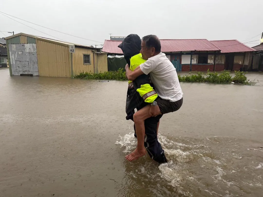後壁分駐所員警冒雨救援行動不便長者。（圖／Threads／@a80056510 授權提供）