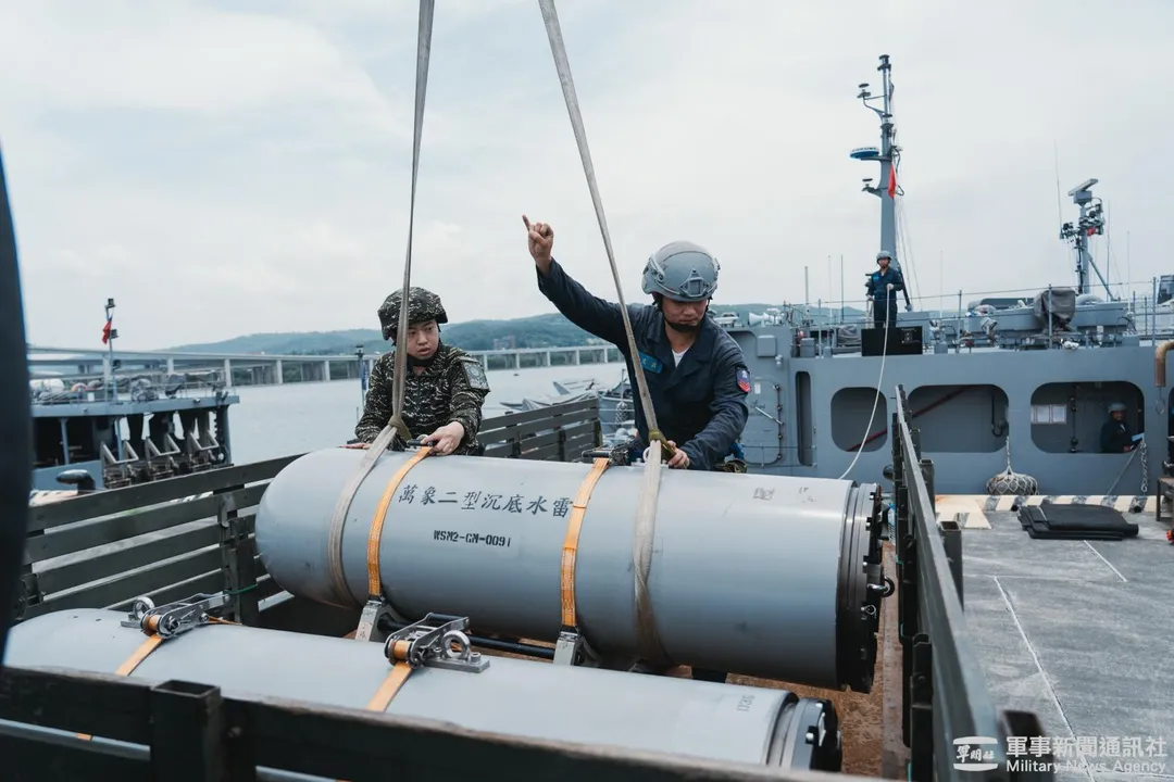 漢光41號海軍吊裝水雷。(圖/軍聞社)