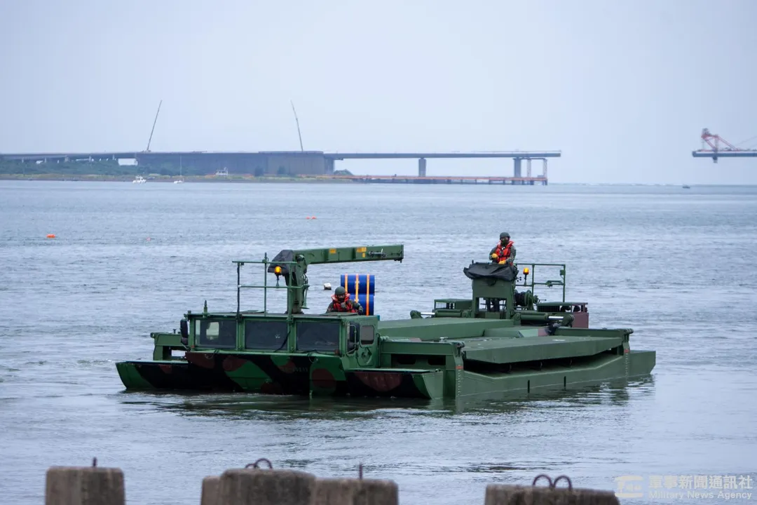漢光41號陸軍工兵群M3浮門橋淡水河口阻絕。(圖/軍聞社)