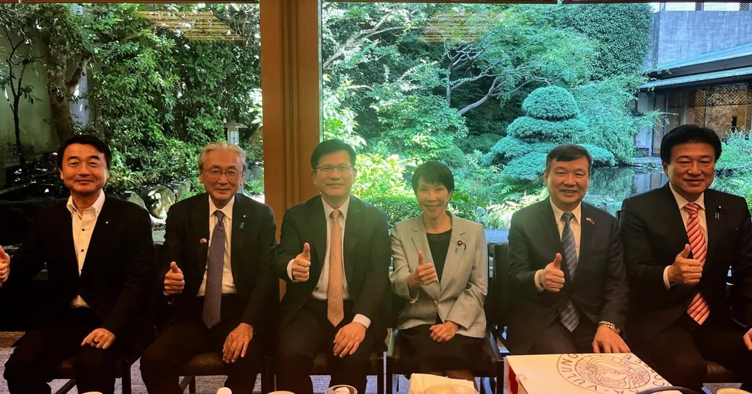 日本眾議員古屋圭司（左2）分享了與林佳龍（左3）、日本前經濟安全保障大臣高市早苗（右3）的合照。（圖／翻攝「Furuya Keiji 」臉書）
