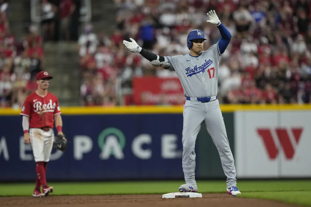 大谷翔平上壘開心慶祝。（圖／美聯社）