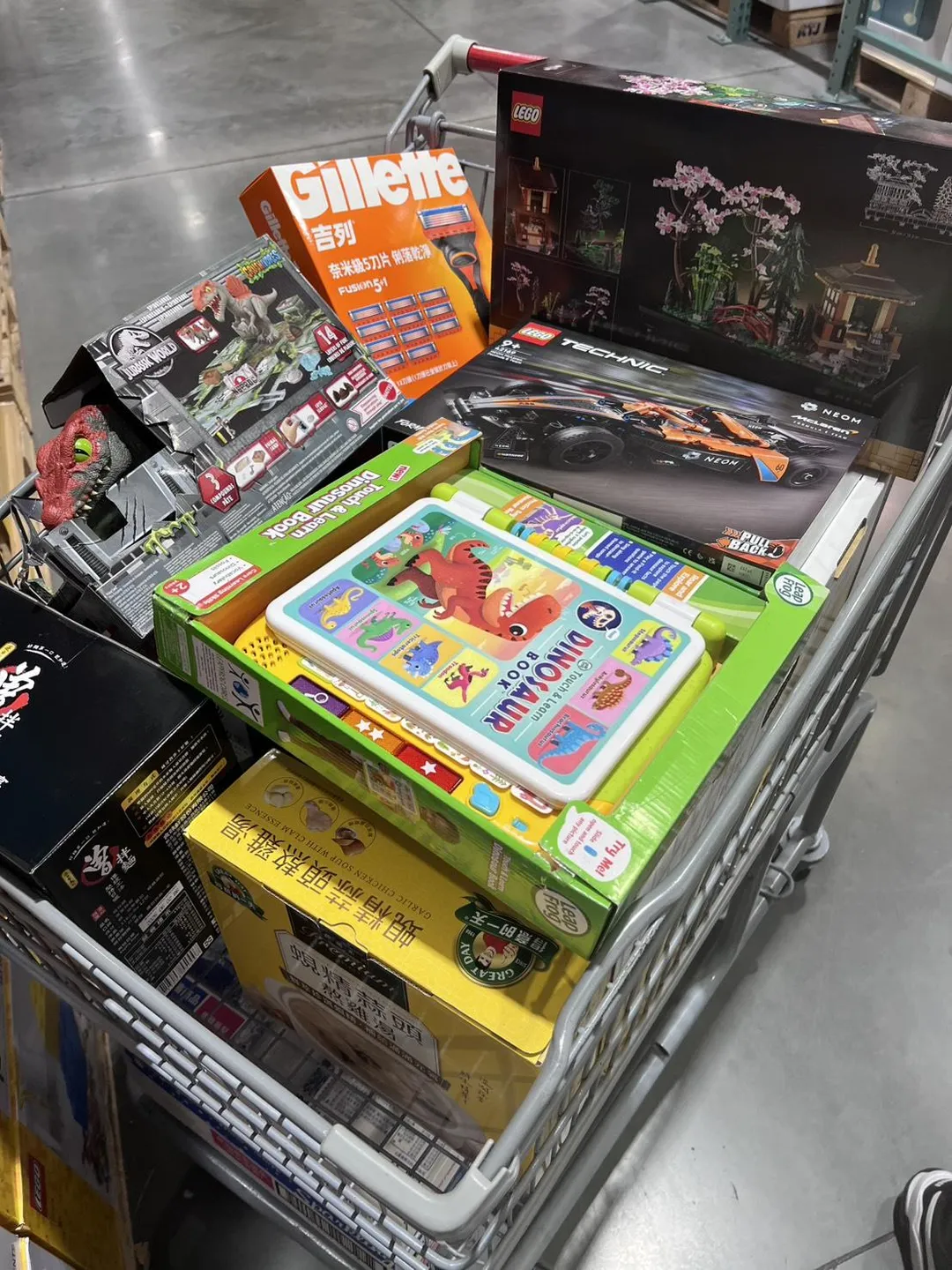 網友讚嘆好市多可解決全家大小的食衣住行育樂,一逛就默默推滿滿一車。(圖/臉書社團「Costco好市多 商品經驗老實說」)