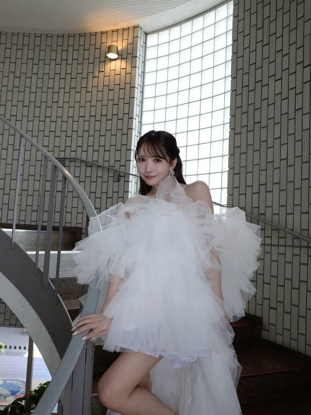 日本一名人妻因為發現婚紗被三上悠亞穿過相當崩潰。(圖/翻攝IG yua_mikami)