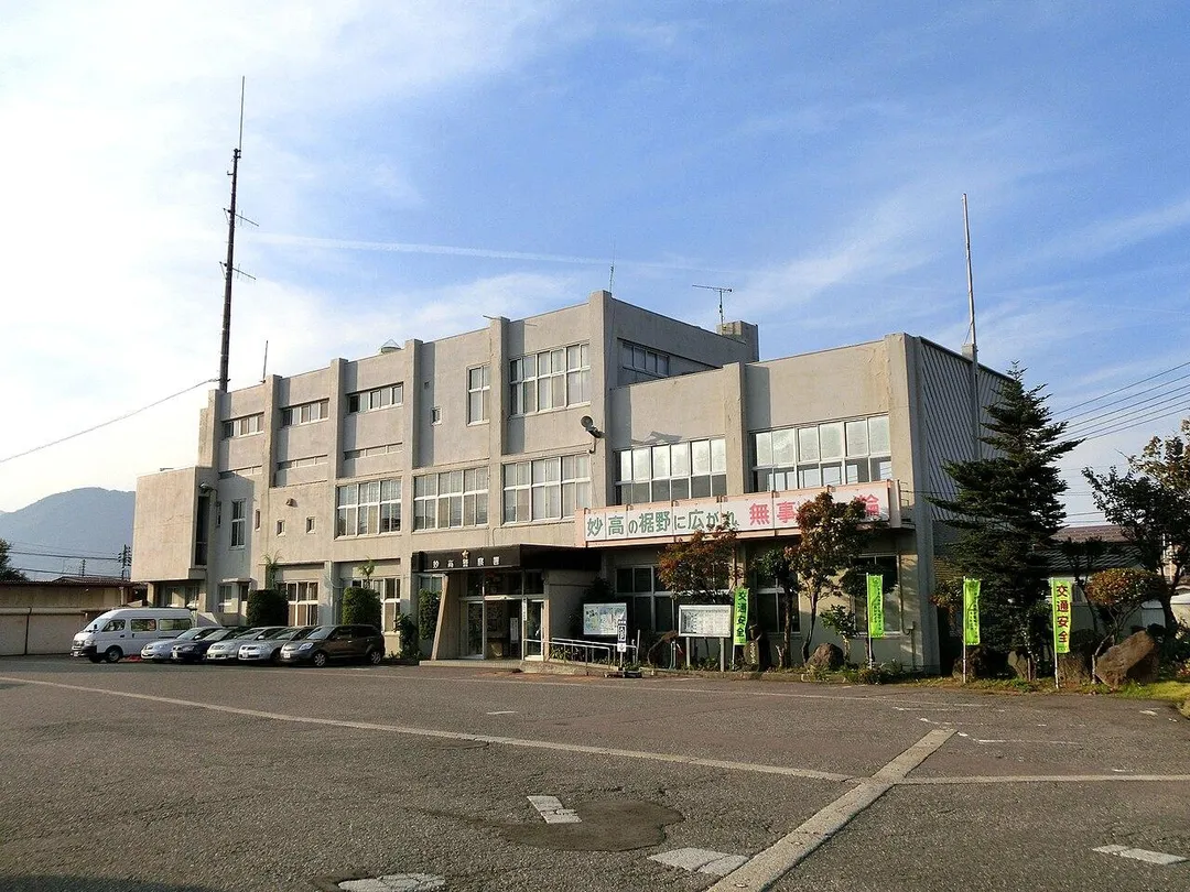 日本新潟縣妙高市日前被發現在一棟早已廢棄的商業建築內有一具白骨化遺體。（圖／翻攝妙高警察署維基百科）