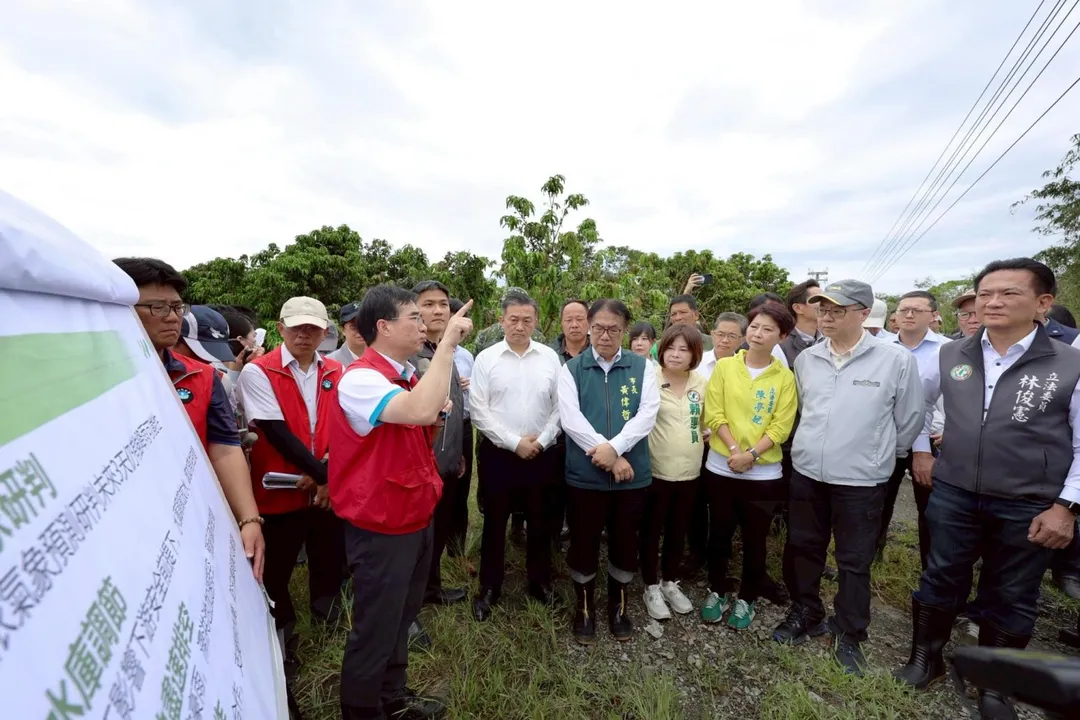 行政院長卓榮泰（右2）今上午赴台南考察災情。（圖/行政院提供）