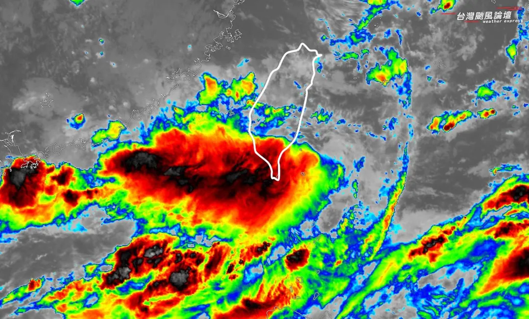 西南氣流與雷雨帶正在南部地區旁。（圖/翻攝自「台灣颱風論壇｜天氣特急」）