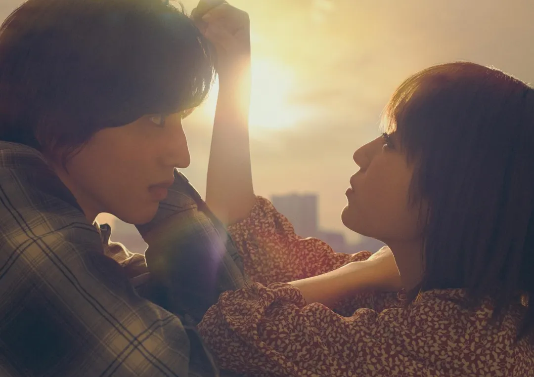 道枝駿佑與福本莉子主演的《即使,這份戀情今晚會從世上消失》將於8月15日在台重映。(圖/車庫娛樂 提供)