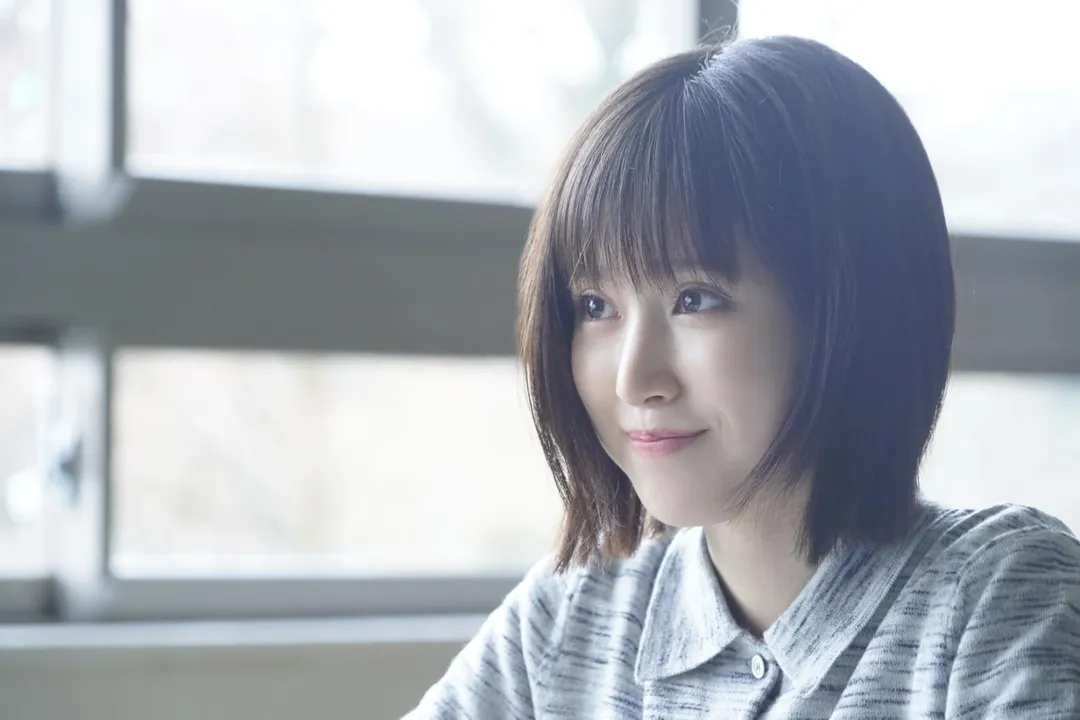 福本莉子在本作中飾演患有「順向失憶症」的女高中生。(圖/車庫娛樂 提供)