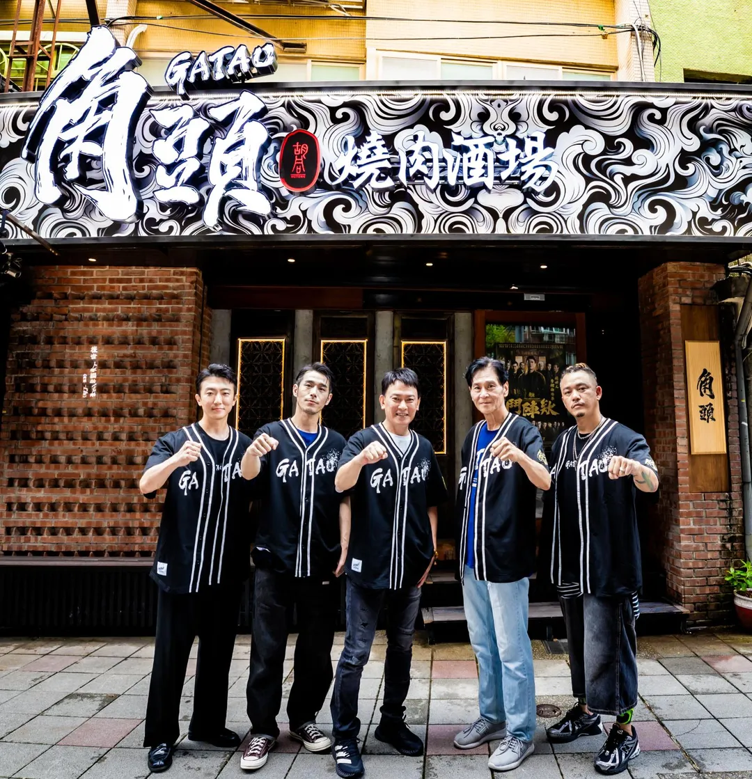《角頭－鬥陣欸》演員群們現身聯名主題餐廳。左起為張懷秋、黃騰浩、王識賢、喜翔及白吉勝。（圖／曼尼娛樂 提供）