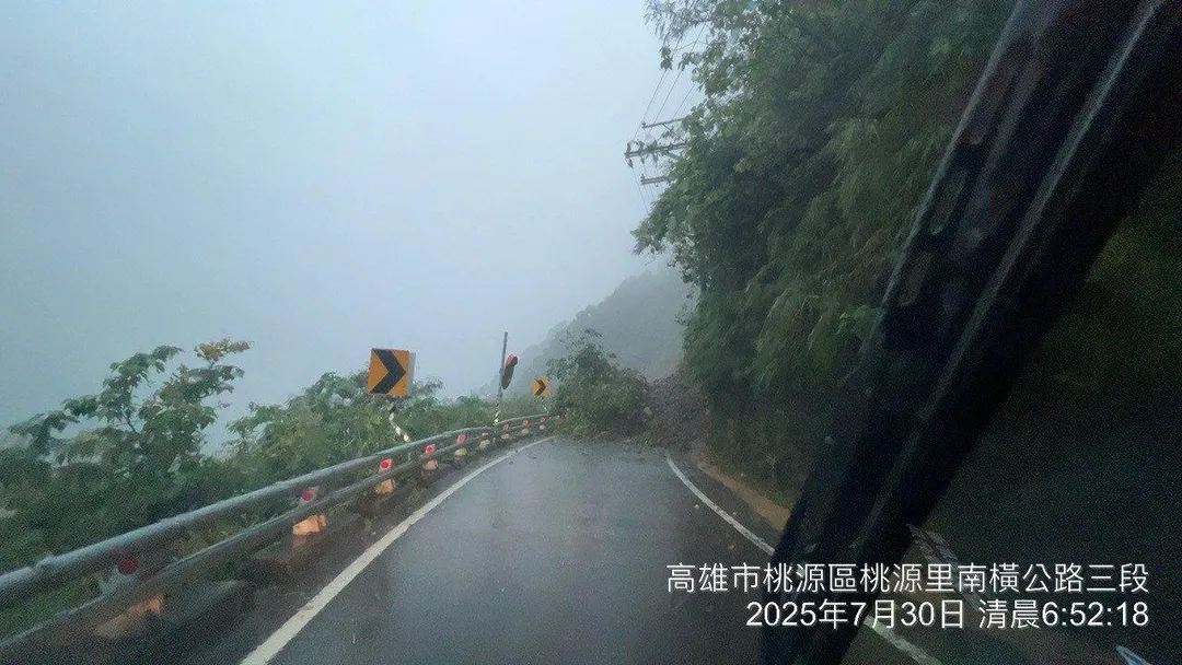 台20線南橫公路87K+700桃源路段於今（30）日清晨發生落石坍方事故。（圖／公路局）