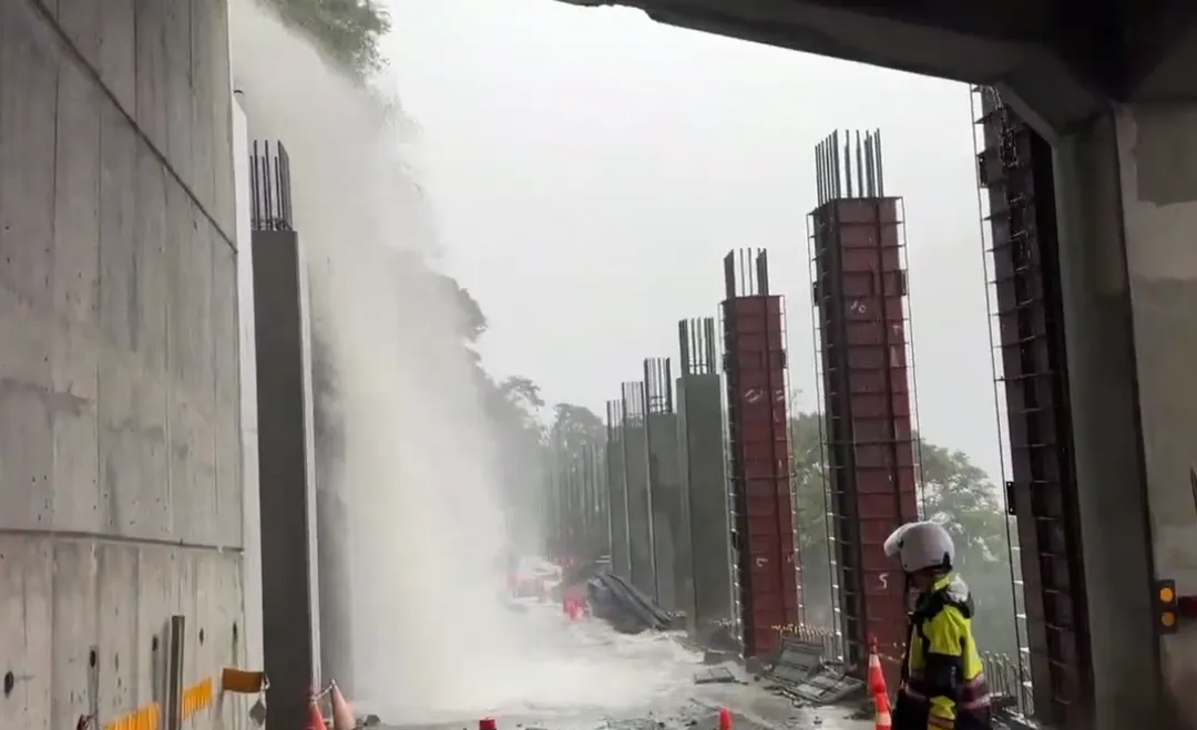 169線28.2公里明隧道處，雨勢過大形成瀑布無法通行。（圖／警方提供）