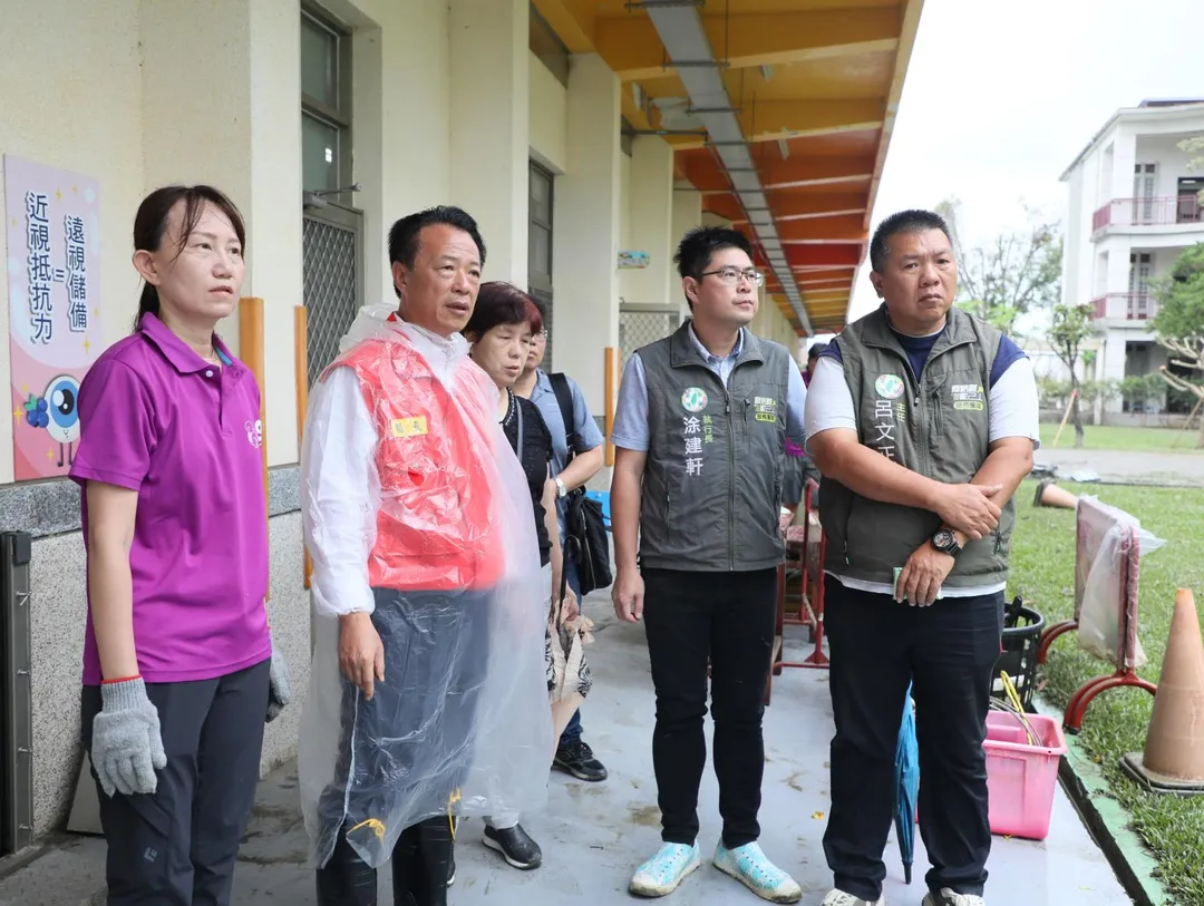 左(二)嘉義縣長翁章梁前往朴子市竹村國小視察,確保開學前恢復校園正常運作。(圖/嘉義縣教育處)