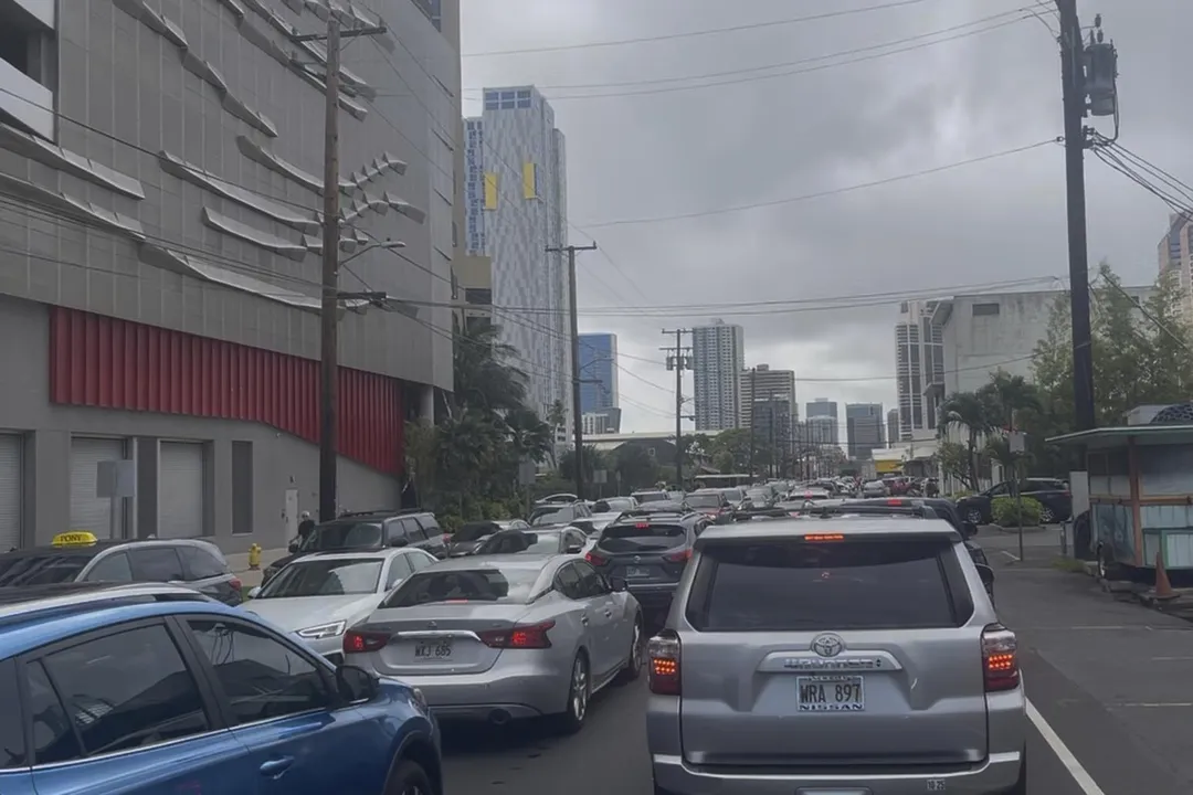 夏威夷沿海地區已開始進行民眾疏散，馬路上出現塞車情形。（圖／美聯社）