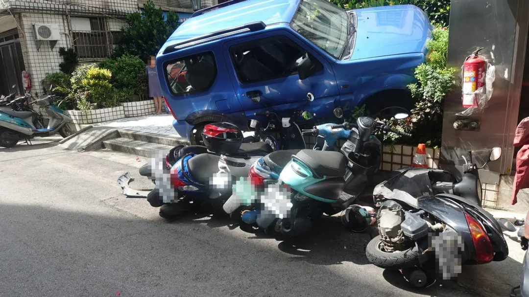 桃園一名高齡女駕駛自社區地下停車場駛出時,疑似操作不當失控撞擊路邊8輛機車,所幸事故未造成人員傷亡。(圖/翻攝畫面)