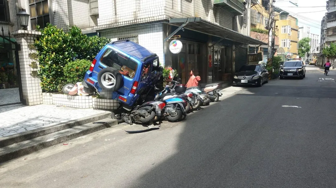 桃園一名高齡女駕駛自社區地下停車場駛出時,疑似操作不當失控撞擊路邊8輛機車,所幸事故未造成人員傷亡。(圖/翻攝畫面)