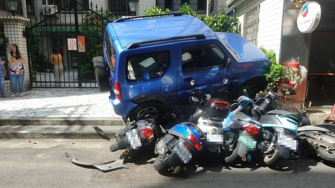 桃園一名高齡女駕駛自社區地下停車場駛出時,疑似操作不當失控撞擊路邊8輛機車,所幸事故未造成人員傷亡。(圖/翻攝畫面)