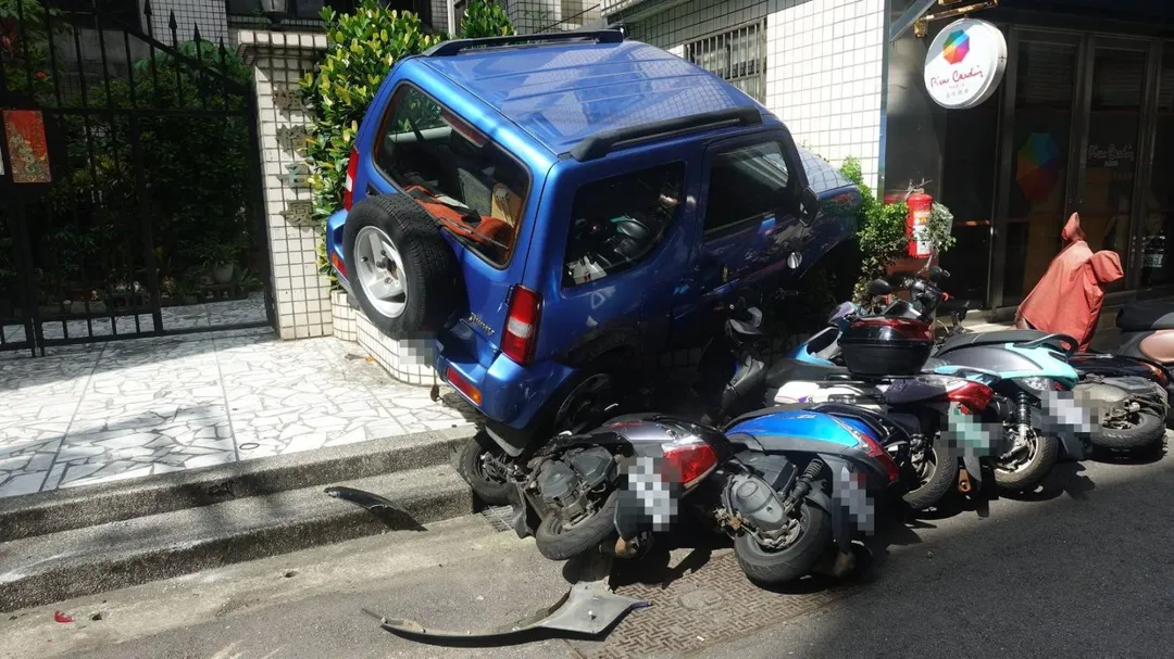 桃園一名高齡女駕駛自社區地下停車場駛出時,疑似操作不當失控撞擊路邊8輛機車,所幸事故未造成人員傷亡。(圖/翻攝畫面)