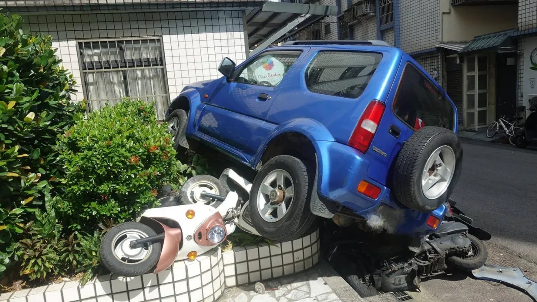 桃園一名高齡女駕駛自社區地下停車場駛出時,疑似操作不當失控撞擊路邊8輛機車,所幸事故未造成人員傷亡。(圖/翻攝畫面)