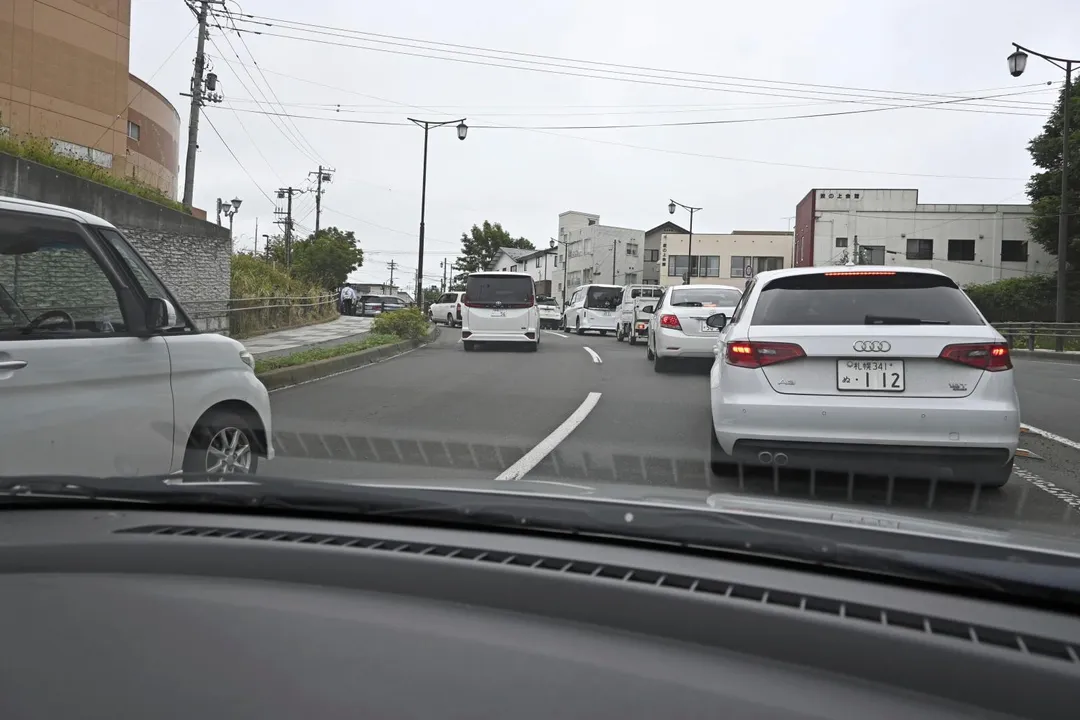 北海道大批民眾開車避難，導致道路壅塞。（圖／美聯社）